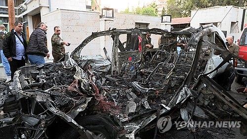 시리아 다마스쿠스 시내에서 공습을 받아 파괴된 차량