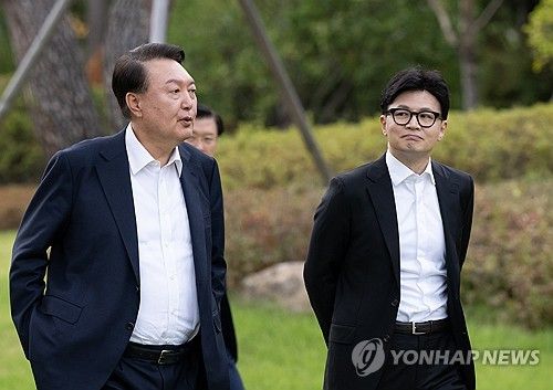 윤석열 대통령, 국민의힘 한동훈 대표와 대화하며 이동