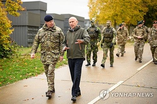 존 힐리 국방장관(왼쪽에서 두번째)