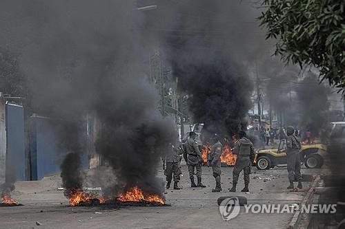모잠비크 야권 지지 시위대 해산에 나선 현지 경찰