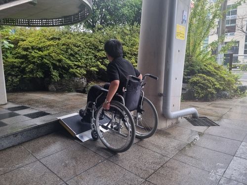 휴대용 경사 활용해 이동