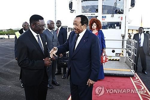 카메룬 야운데 국제공항에 도착한 폴 비야 카메룬 대통령과 부인 샹탈 비야