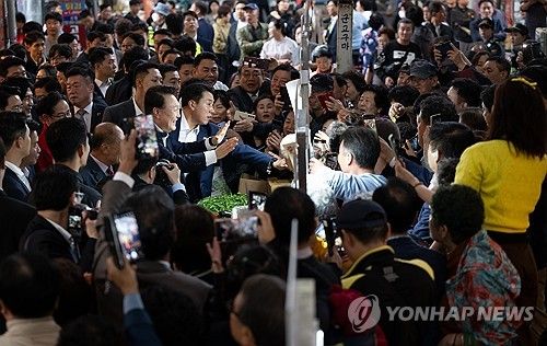 윤석열 대통령, 부산 시민들과 인사