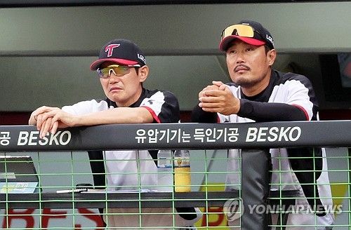 경기 지켜보는 염경엽 감독