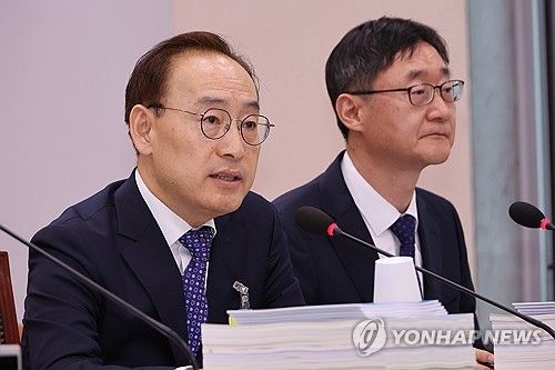 답변하는 김정중 서울중앙지법원장