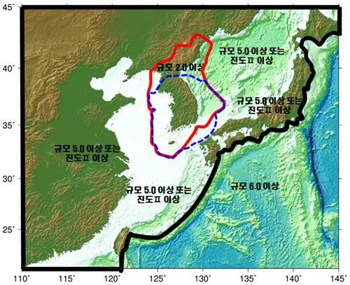 검은 선 내는 기상청 지진감시구역, 붉은 선은 '국내지진'과 '국외지진'을 구분하는 경계, 파란 점선은 지진조기경보와 지진속보 구역. [기상청 제공. 재판매 및 DB 금지]