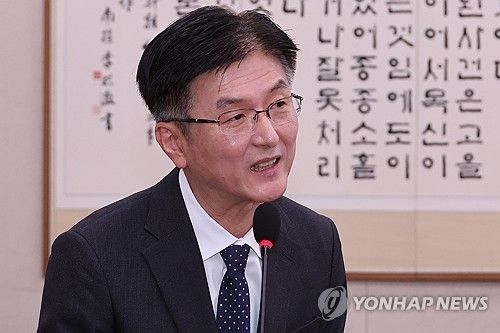 답변하는 김세윤 수원지방법원장
