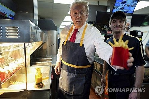 맥도날드 매장을 방문해 감자튀김을 만든 도널드 트럼프 전 대통령