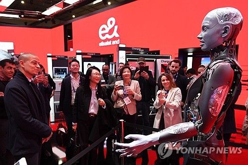 MWC2024, 휴머노이드 로봇 '아메카' 바라보는 관람객들