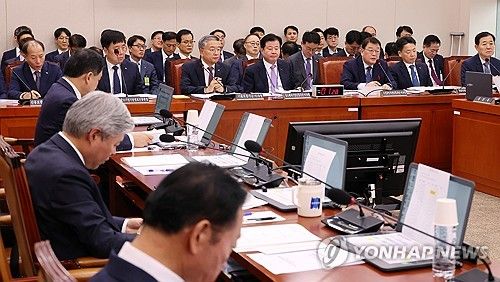 의원 질의에 답변하는 박성효 소상공인시장진흥공단 이사장