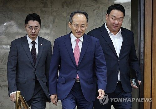 국정감사대책회의 입장하는 추경호 원내대표