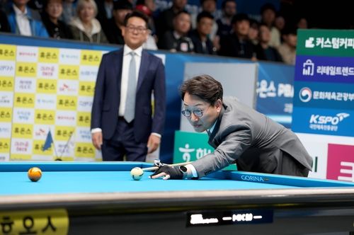 개막식에서 시타 하는 휴온스 윤상배 대표이사