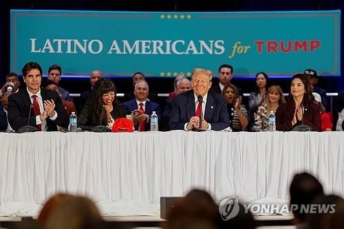 라틴계와 타운홀미팅 하는 트럼프