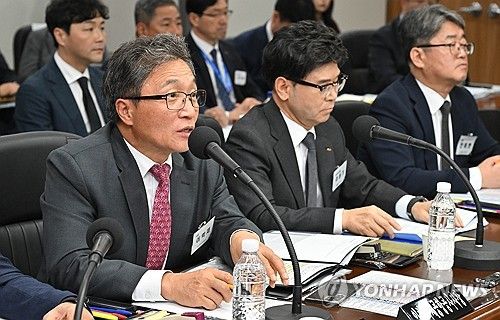 질의에 답하는 이학재 인천국제공항공사 사장