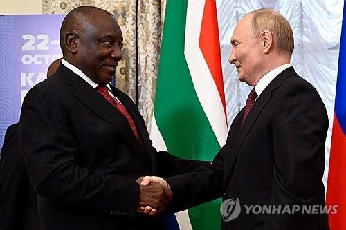 악수하는 라마포사(왼쪽) 남아공 대통령과 푸틴(오른쪽) 러시아 대통령