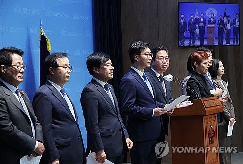 기자회견장으로 온 야당 법사위 위원들