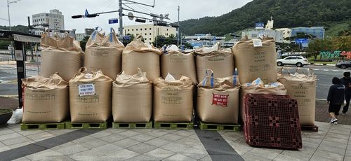 농민단체가 나락값 안정대책 요구하며 쌓은 벼 포대