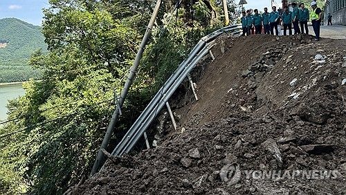 집중 호우에 와르르 무너진 도로