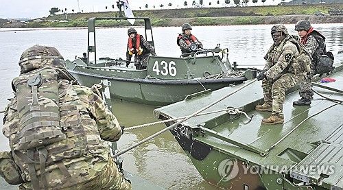 부교 설치하는 장병들