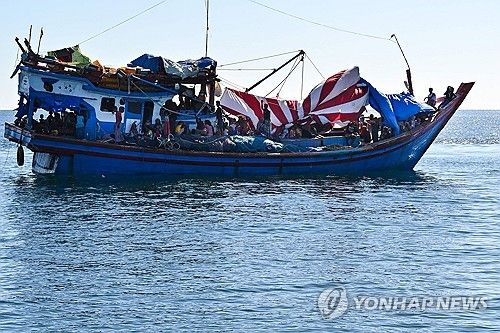 인도네시아 아체주 앞바다에 나타난 로힝야 난민선