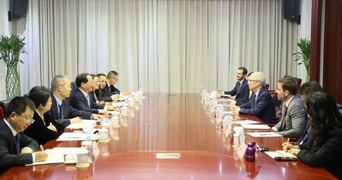 23일 중국 공업정보화부장과 면담하는 팀 쿡 애플 CEO(오른쪽)