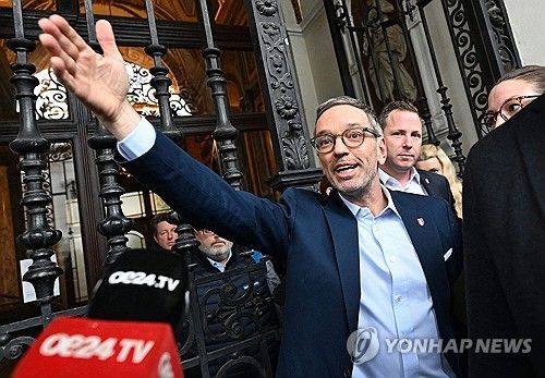 총선 승리 후 기뻐하는 키클 자유당 대표