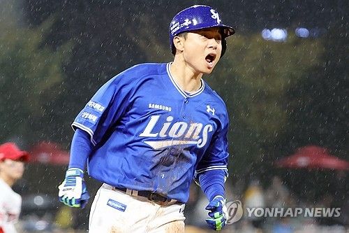 솔로 홈런에 기뻐하는 삼성 김헌곤
