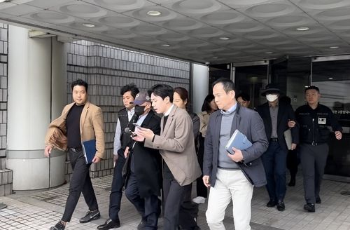 영장심사 후 법원 나서는 '36주 낙태' 사건 병원장과 집도의