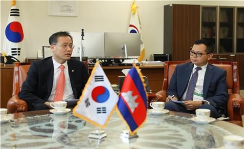 이형일 통계청장(왼쪽)이 23일 캄보디아 창 바나리스 관방부 차관과 면담하고 있다. [통계청 제공. 재판매 및 DB금지]