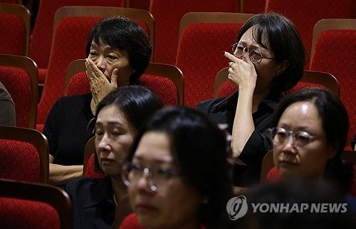 눈물 흘리는 교사들