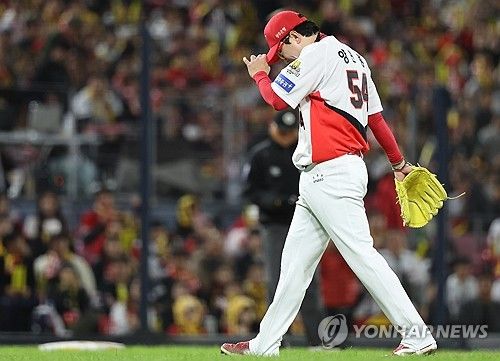 교체 아웃되는 양현종