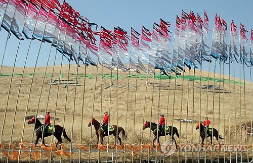 행진하는 제주도 자치경찰 기마대