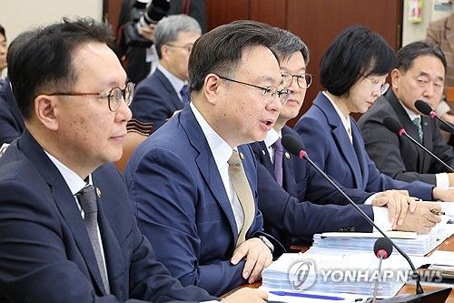 답변하는 조규홍 보건복지부 장관