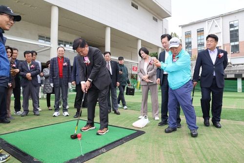 23일 망원유수지 파크골프장 개장식에서 파크골프를 하는 박강수 구청장