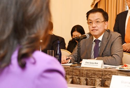 질문에 답하는 최상목 부총리