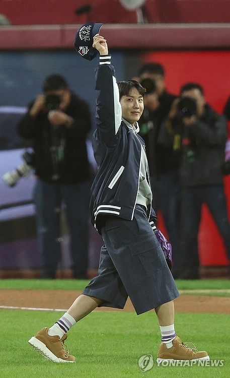 한국시리즈 2차전 시구자 제이홉