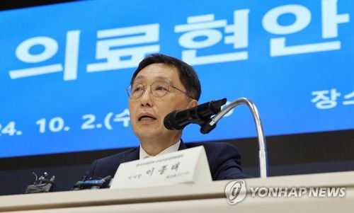 취재진 질문에 답하는 이종태 이사장
