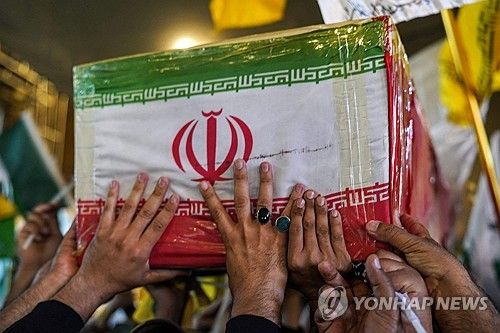 헤즈볼라 수장 하산 나스랄라가 암살될 당시 함께 목숨을 잃은 이란 혁명수비대(IRGC) 지휘관의 관에 부착된 이란 국기