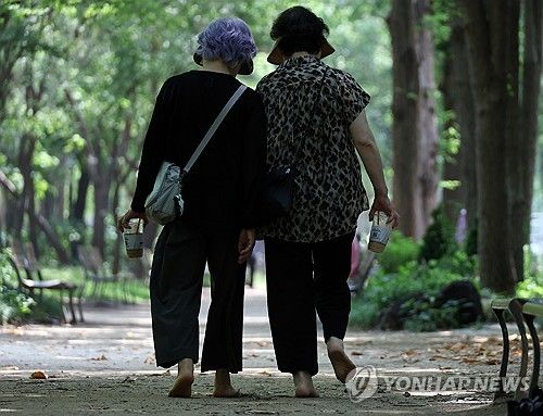 맨발에 시원한 음료수