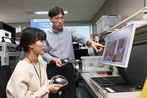 오경보 막는 화재감지 기술 시제품 시연하는 ETRI 연구팀 