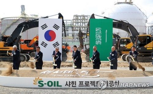 에쓰오일 샤힌 프로젝트 기공식에서 시삽하는 윤석열 대통령