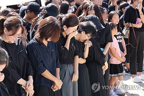 눈물 흘리는 학부모들