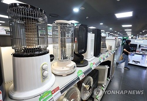 쌀쌀해진 가을 날씨, 마트에는 난방가전