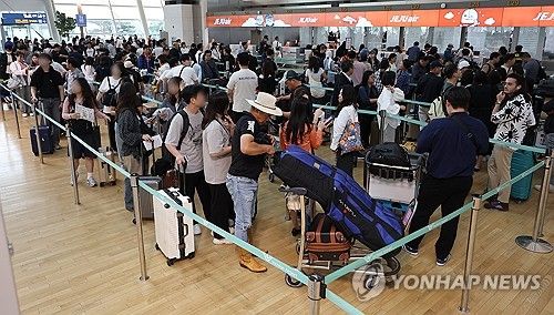 붐비는 인천공항 체크인 카운터