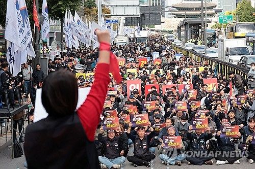 구호 외치는 철도노동자들