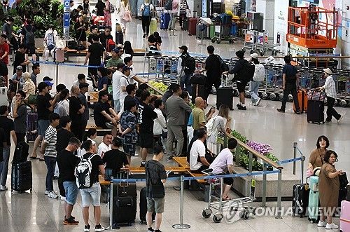 휴가철 붐비는 공항 입국장