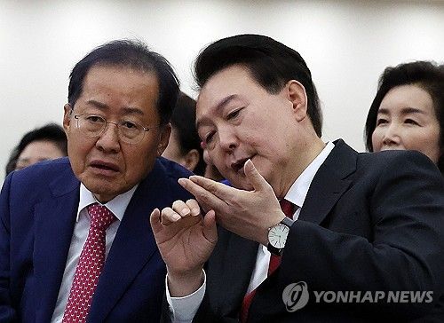 대화 나누는 윤석열 대통령과 홍준표 대구시장