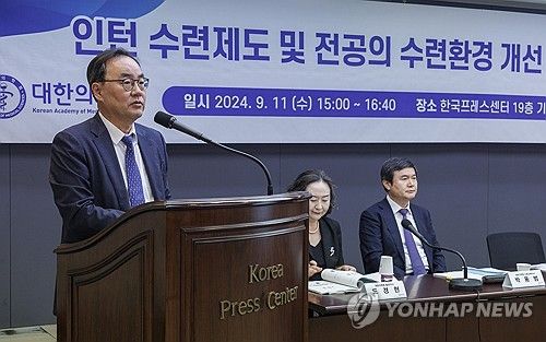 인턴 수련제도·전공의 수련환경 개선 간담회에서 인사말 하는 이진우 대한의학회장