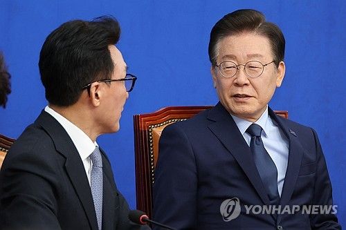 김민석 최고위원과 대화하는 이재명 대표