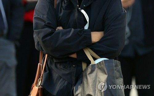 서울 종로구 광화문네거리에서 한 시민이 몸을 웅크린 채 이동하고 있다. [연합뉴스 자료사진]